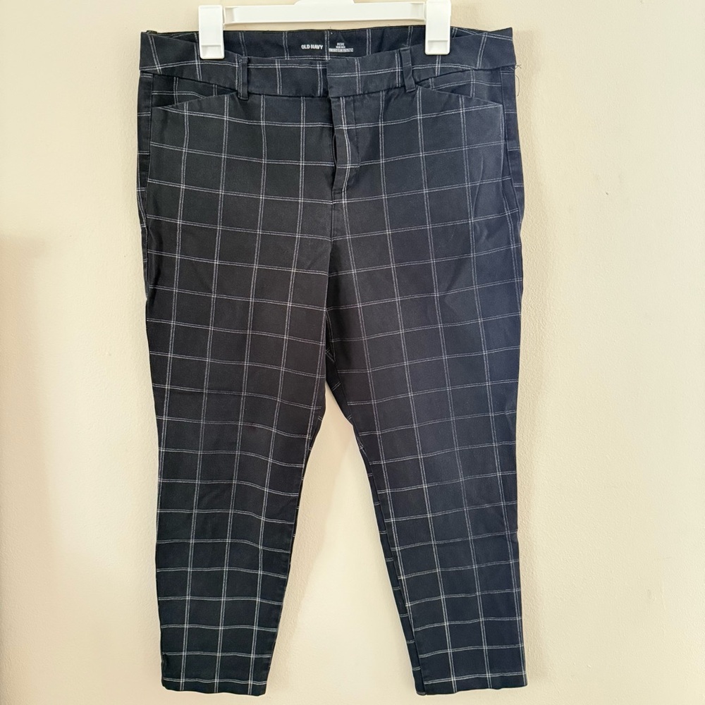 Old Navy Women’s Black Checkered Pixie Pants